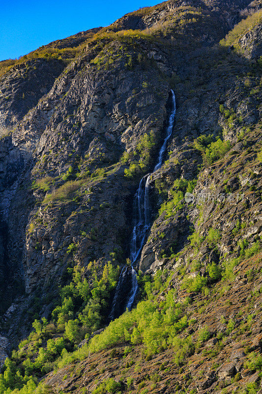 Waterfall along the side of Lærdalsvegen